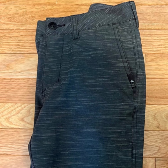 Boys Quicksilver shorts - Picture 3 of 4